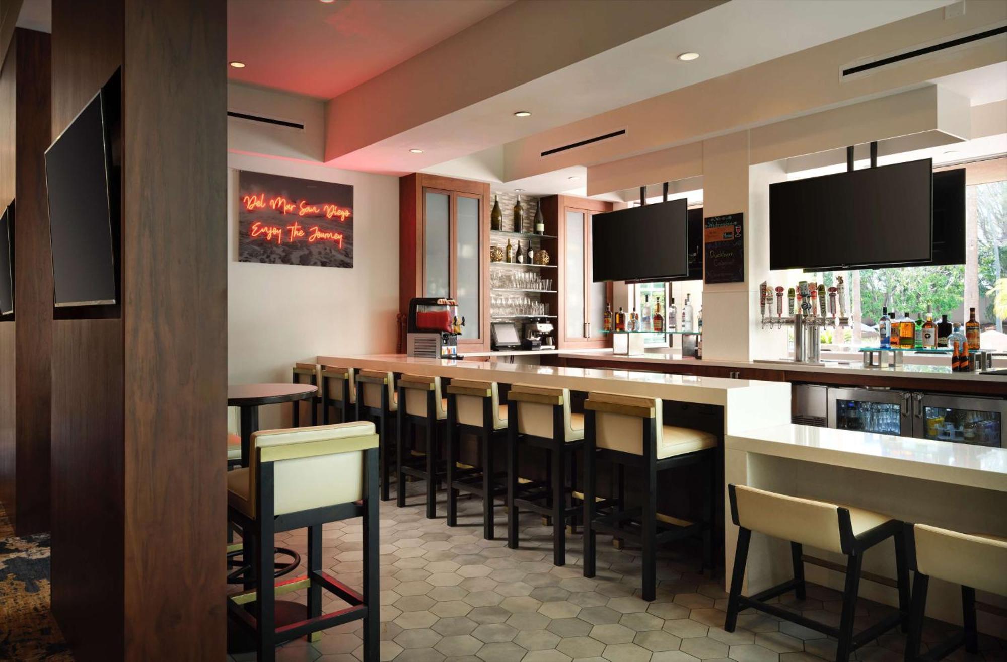 Doubletree By Hilton San Diego Del Mar Bagian luar foto